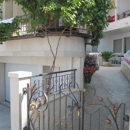 Family Friendly Seaside Apartments Gradac, Makarska - 13259 Apartmán Gradac (Split-Dalmatia)