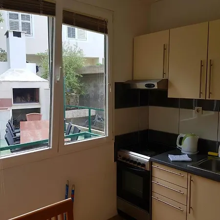 Apartmán Family Friendly Seaside Apartments Gradac, Makarska - 13259 *