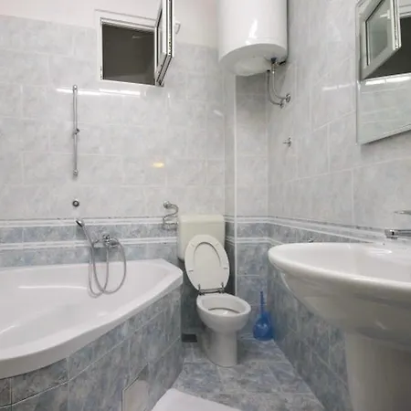 Apartmán Family Friendly Seaside Apartments Gradac, Makarska - 13259 *