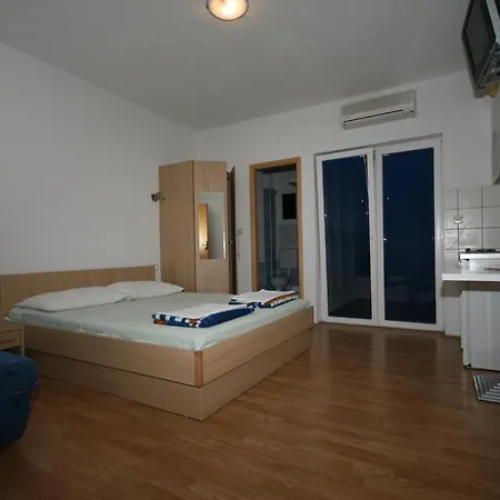 Family Friendly Seaside Apartments Gradac, Makarska - 13259 Gradac (Split-Dalmatia)