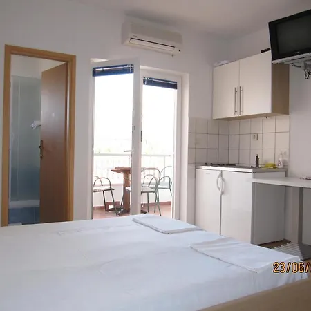 Family Friendly Seaside Apartments Gradac, Makarska - 13259