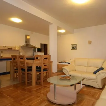 Family Friendly Seaside Apartments Gradac, Makarska - 13259 Gradac (Split-Dalmatia)
