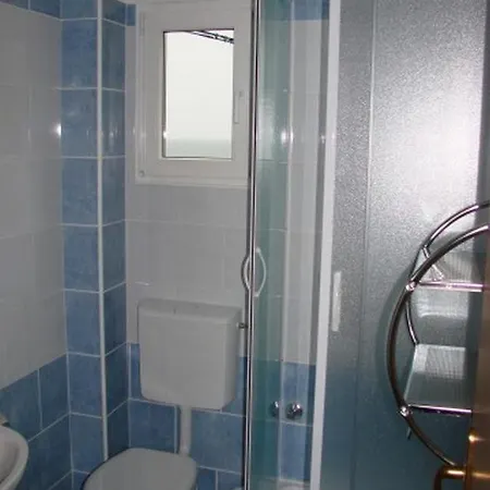 Apartmán Family Friendly Seaside Apartments Gradac, Makarska - 13259 *